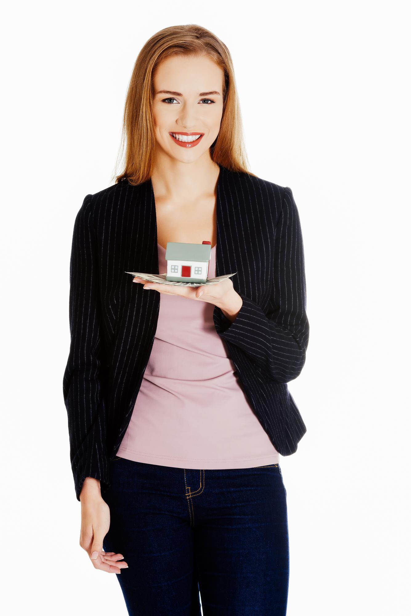 portret consultant imobiliar tânăr